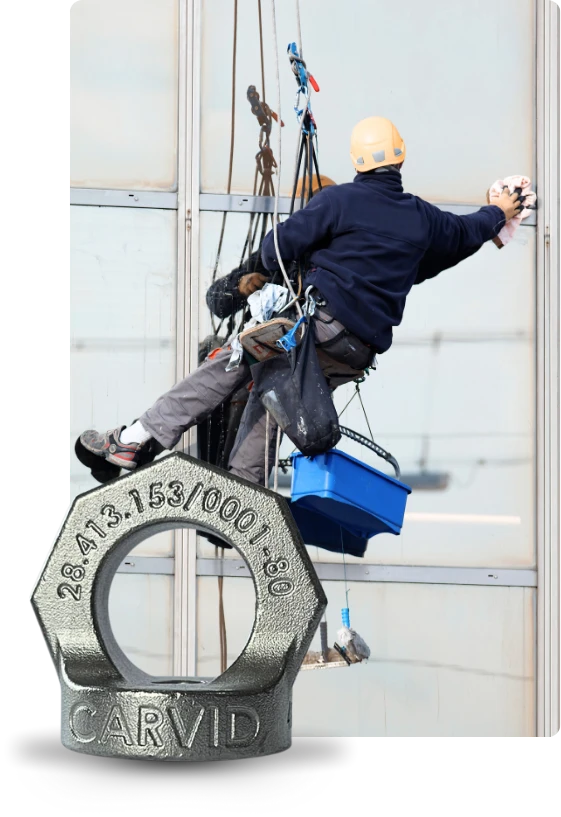 Técnico realizando trabalho em altura com ponto de ancoragem predial Carvid