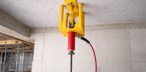 Equipamento de teste de arrancamento em ancoragem, validando resistência e carga conforme procedimento industrial.