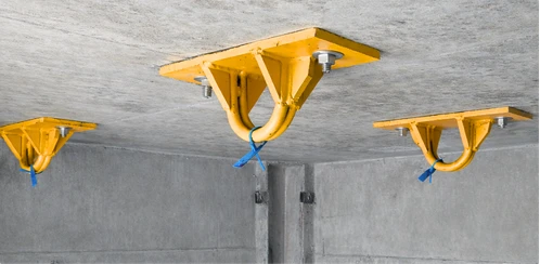 Ganchos de ancoragem instalados no teto de concreto com laudo final, comprovando conformidade e validação do sistema.