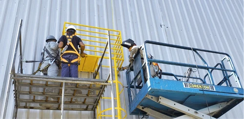 Instalação técnica e comissionamento de linha de vida em estrutura industrial