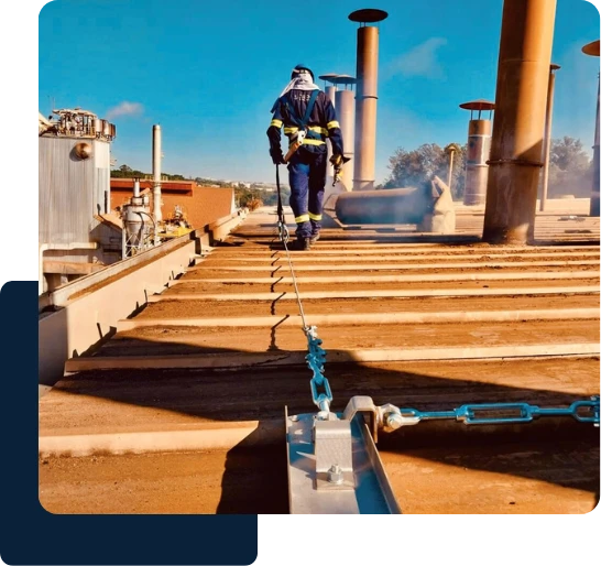 Técnico usando EPI em telhado, preso a uma linha de vida horizontal