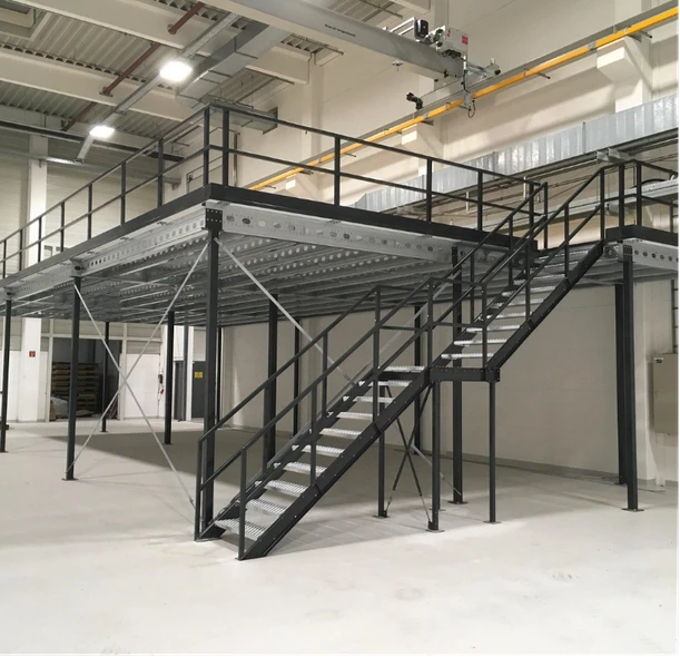 Mezanino industrial em aço carbono com escada e guarda-corpo metálico instalado em armazém.